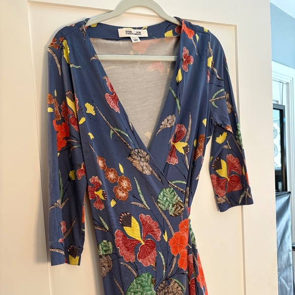 DVF BLUE SILK FLORAL WRAP DRESS - Picture 7 of 7